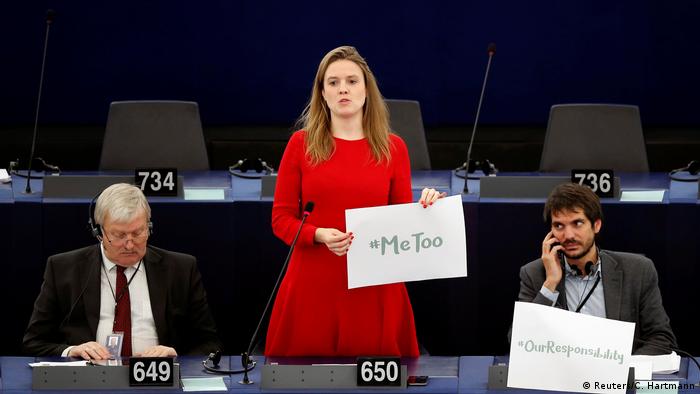 Депутат Европарламента с плакатом с надписью #MeToo