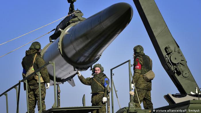 Russland Militärische Übung mit Raketten und Iskander-M-Rakettenwerfer (picture alliance/dpa/Y. Smityuk)