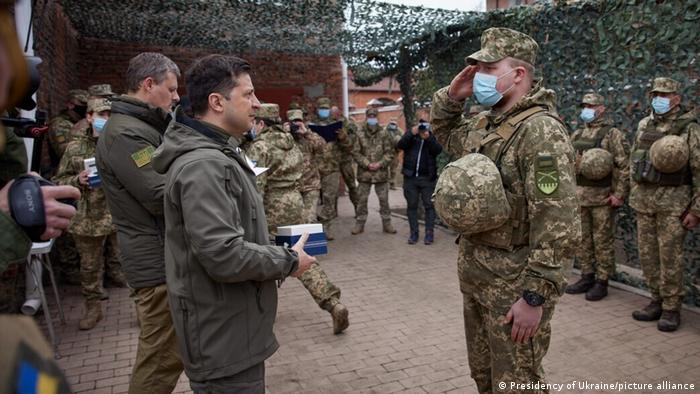 Зеленский награждает украинских солдат, отличившихся в несении службы