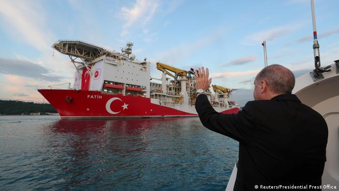 Президент Эрдоган приветствует буровое судно Фатих