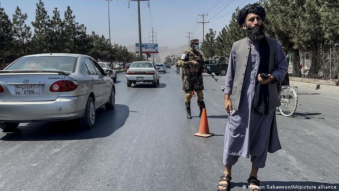 Вооруженные талибы на дороге