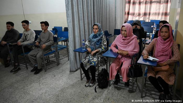 Афганские студенты на занятиях в университете 