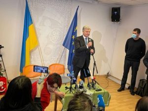 Лоукостом вместе с журналистами: Порошенко подтвердил свое возвращение в Украину