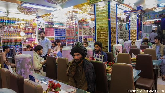 Афганские мужчины в ресторане в Герате