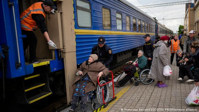 Эвакуация больных и стариков из Покровска, Донецкая область, 22 мая 2022 года
