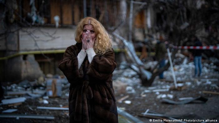 На фото: жительница Киева Наталья Севрюкова после ракетной атаки на ее дом. 25 февраля 2022 года