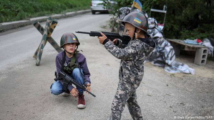 Андрей и Валентин, 12 и 6 лет, с игрушечным оружием в селе Стоянка, Киевская область, 22 мая 2022 года