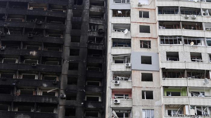 Фото 10 мая 2022 года: разрушенный и наполовину сгоревший высокоэтажный жилой дом в Харькове. 