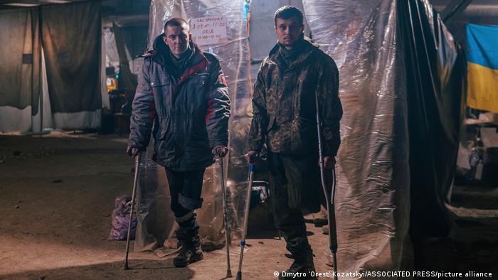 Фото 10 мая 2022 года двоих раненых защитников Азовстали: у обоих ампутирована одна нога, они стоят на костылях. 