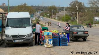 Торговля фруктами в поселке Кучурган