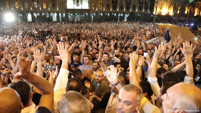 Тысячи протестующих перед зданием парламента Грузии.