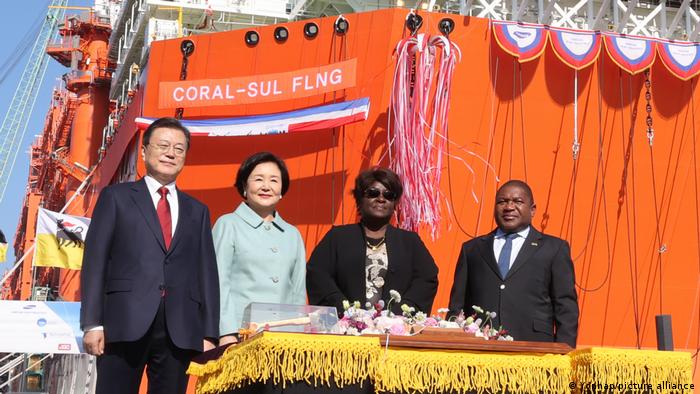 Президенты Южной Корее и Мозамбика на церемонии спуска на воду СПГ-завода Coral Sul