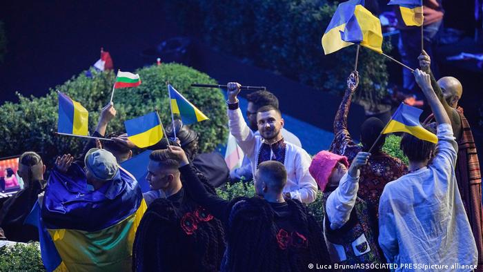 На фото 10 мая в Турине: украинцы празднуют выход группы Kalush Orchestra в финал Евровидения-2022