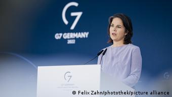 Министр иностранных дел Германии Анналена Бербок и логотип Группы семи