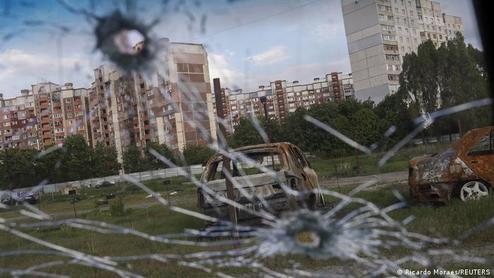 Фото 10 мая из Харькова: разрушения в городе через стекло обстрелянной машины