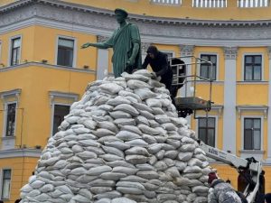 В Одессе черной пленкой закрыли монумент «Город-герой Москва»