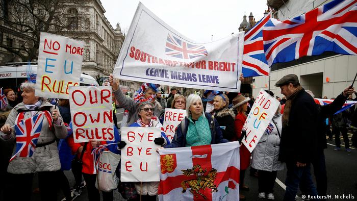 Демонстранты в Лондоне празднуют Брекзит