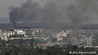 Дым от взрывов над Северодонецком, 17 июня 2022 года