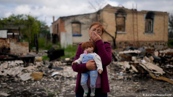 Нила Зелинская держит куклу внучки - все, что смогла найти после возвращения в свой разрушенный бомбардировками дом на окраине Киева. 31 мая 2022 года
