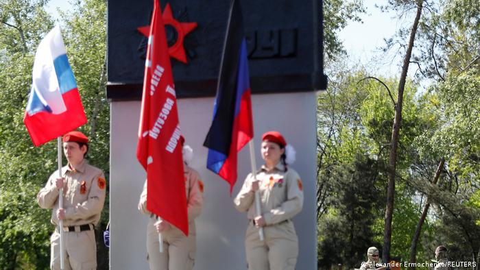 Российские юнармейцы у памятника жертвам Второй мировой войны в Мариуполе