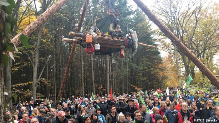 Акция протеста в Хамбахском лесу против вырубки деревьев