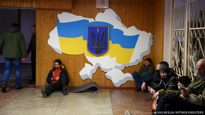 Добровольцы пришли к военкомату в Киеве в первые часы войны, 24 февраля 2022 года
