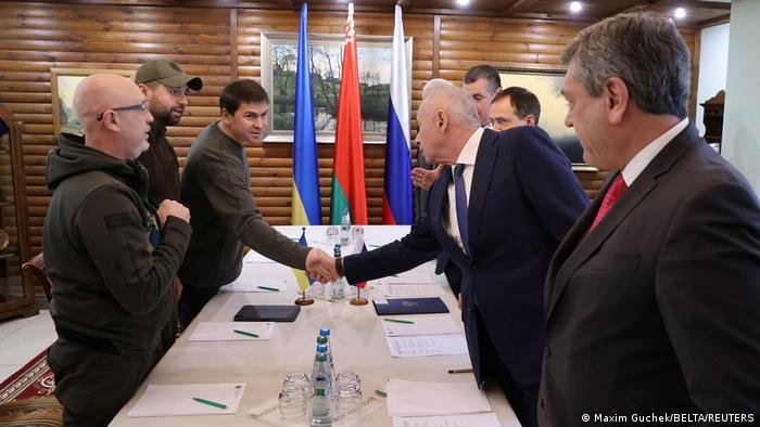 На фото: второй раунд переговоров в Беларуси между Украиной и Россией 3 марта 2022 года.