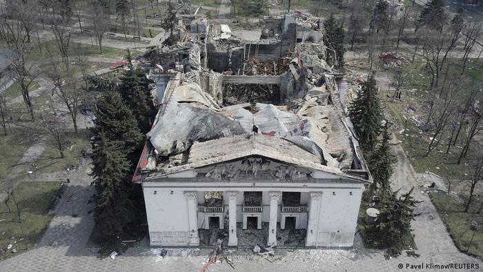 Разрушенное здание театра в Мариуполе
