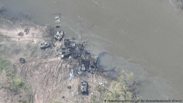Разбитая военная техника на берегу реки Северский Донец