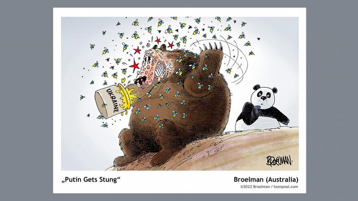 Медведь хочет проглотить банку с медом, а панда за ним наблюдает.