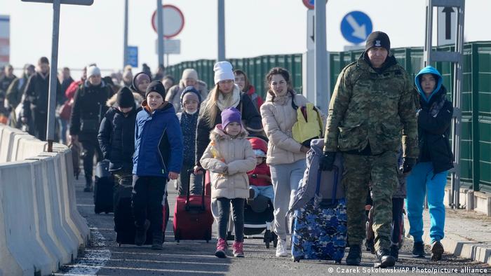 Украинские беженцы на переходе украино-польской границы 26 февраля 2022 года
