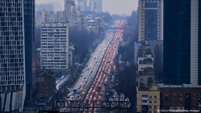 После начала войны утром 24 февраля сотни тысяч киевлян попытались оставить город. На фото: пробки на автомобильной трассе, которая ведет из Киева в сторону запада Украины. 24 февраля 2022 года 