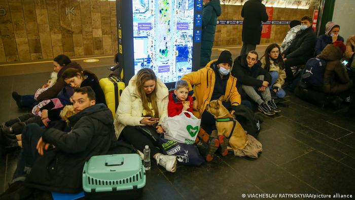 Прячущиеся в метро жители Киева во время первых бомбардировок города, 24 февраля 2022 года