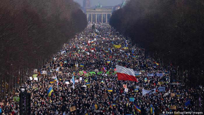 Фото с акции в Берлине 27 февраля в знак протеста против войны РФ с Украиной, на которой собрались десятки тысяч человек.