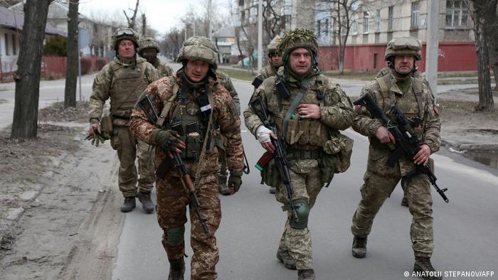 На фото 27 февраля: военнослужащие ВСУ в Северодонецке, к которому вплотную приблизились российские военные.