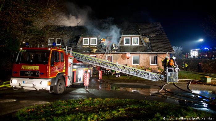 пожарные тушат общежитие для беженцев неподалеку от Гамбурга