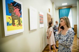 В МЗС відкрилася виставка українського воєнного плаката, твори якої створені українськими митцями