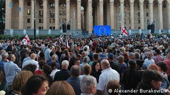 Площадь перед грузинским парламентом быстро заполнилась людьми