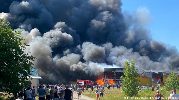 Клубы дыма при пожаре в ТЦ Амстор, пострадавшем от ракетного обстрела РФ