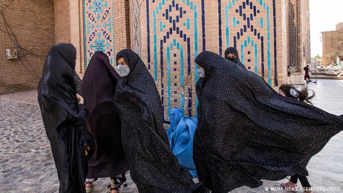 Афганские женщины перед мечетью в Герате