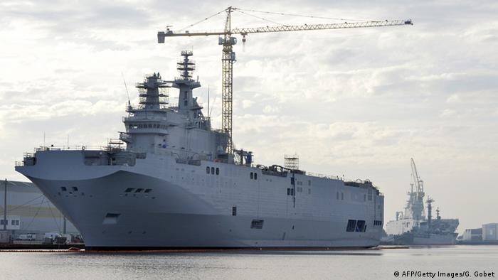 Десантный корабль-вертолетоносец Mistral во французском порту Сен-Назер