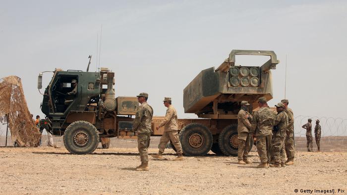 Американские военные в Иордании рядом с реактивной системой залпового огня HIMARS