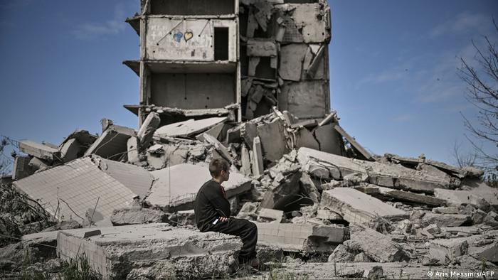 Мальчик на развалинах жилого дома в Краматорске